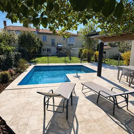 Hébergement de vacances Maison De Avec Piscine, 9 Personnes *
