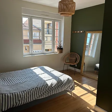 Hébergement de vacances Maison De Avec Piscine, 9 Personnes