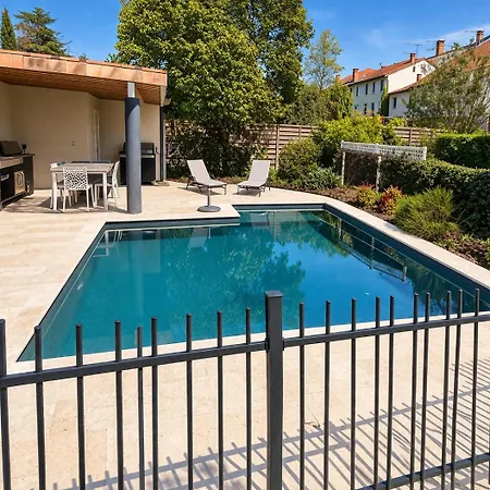 Hébergement de vacances Maison De Avec Piscine, 9 Personnes